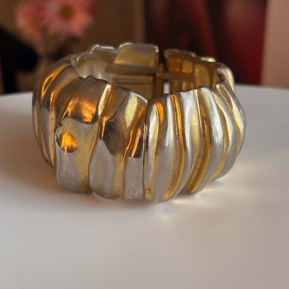 VTG Large Gold Tone Bangle Bracelet Hinge Clasp